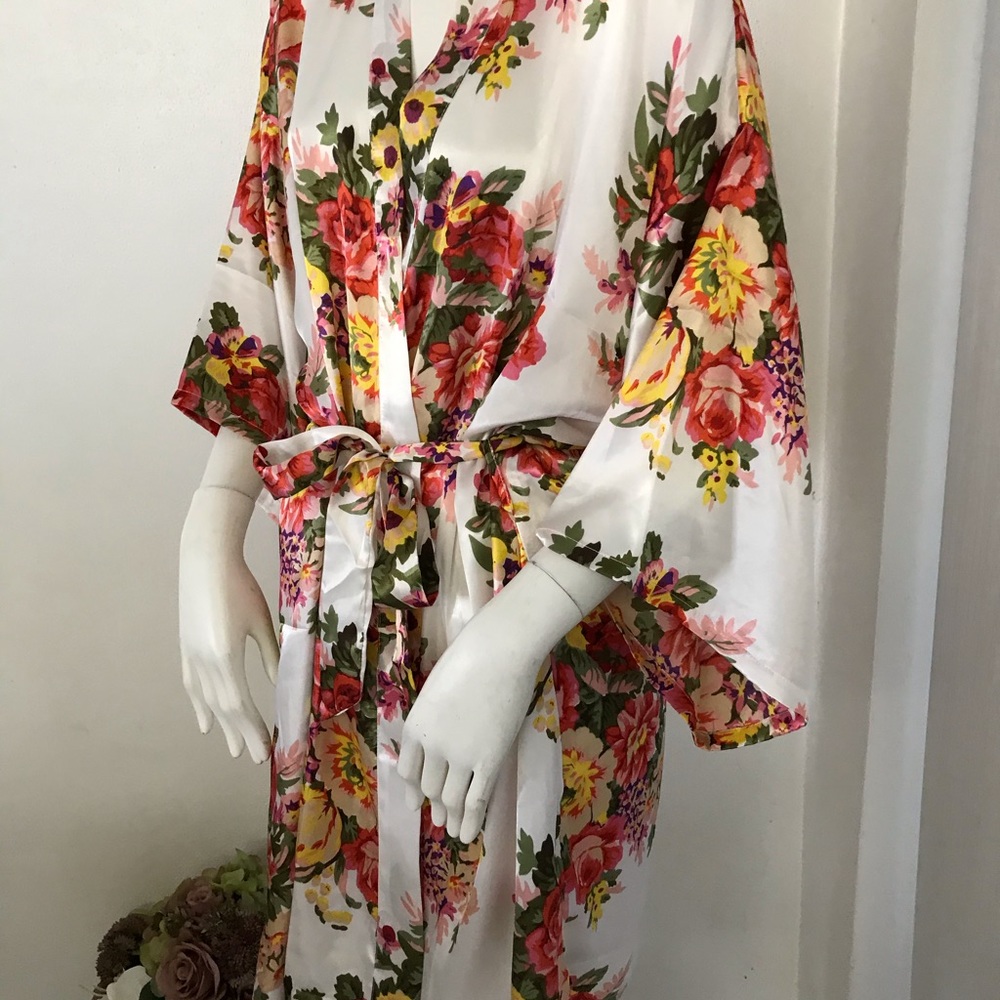 Beautiful ladies floral bathrobe - Picture 3 of 7